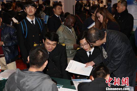 毕业生了解企业相关情况。 杨莉 摄