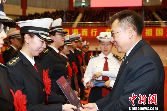 大连海事大学为获奖学子颁发奖学金。　王慧敏 摄