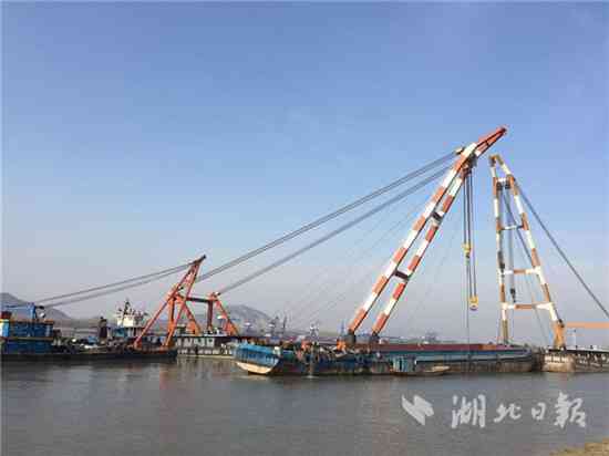 巴东籍侧翻货船船体被扶正 未发现失踪人员