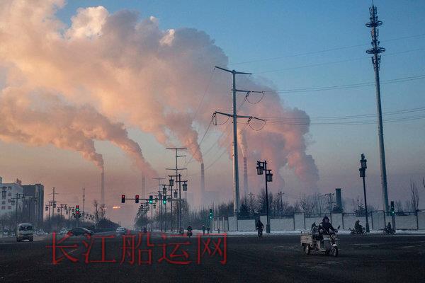中国仍以煤电为主，有人认为电动车并不能降低碳排放，但也有人反对说集中发电更有利于污染物的控制