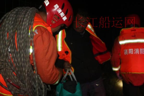 丹江泄洪男子被困船中 襄阳消防民警合力营救