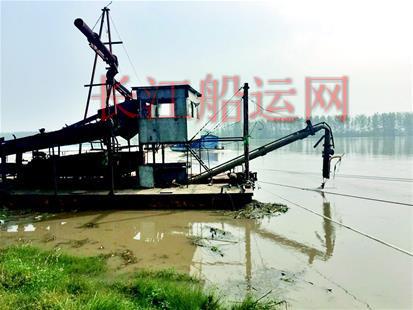 图文：汉江洪峰冲来3艘无人采砂船