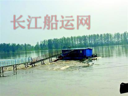 图文：汉江洪峰冲来3艘无人采砂船