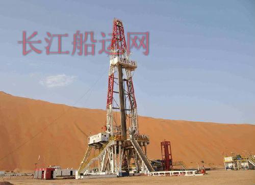 这是2015年8月14日拍摄的中国石化中原油田位于沙特阿拉伯沙漠腹地的一个石油钻井平台。新华社记者王波摄