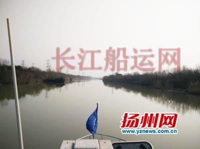 从扬州闸出发的清淤测量船正在工作