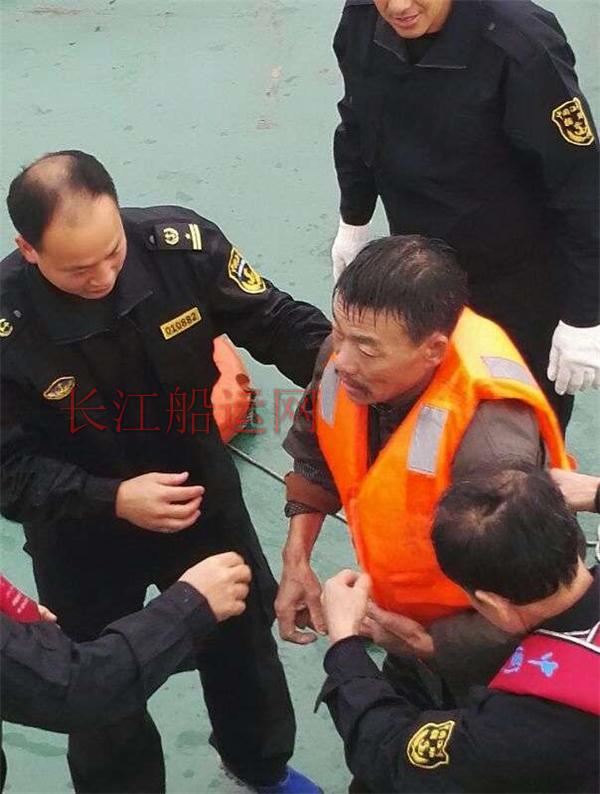 上午长江两船相撞一船沉没 7人救起1人失踪