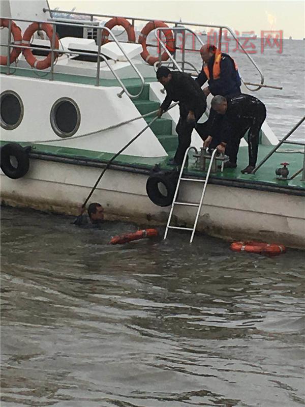 上午长江两船相撞一船沉没 7人救起1人失踪