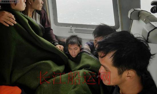 一艘广西籍渔船触礁沉没 船上5人获救1人失踪