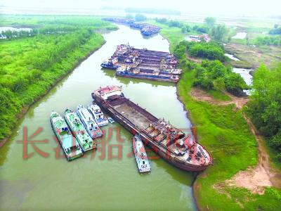 船主半夜盗采200吨江砂 以为罚款就行却被没收船