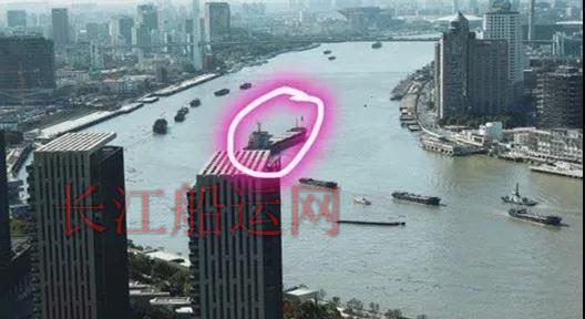 黄浦区董家渡江面一船翻扣 2人被救起1人失踪