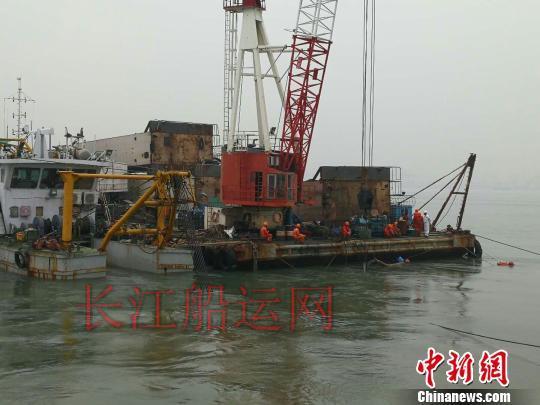 绞吸船正在抽砂卸货作业。广东海事局宣传处提供