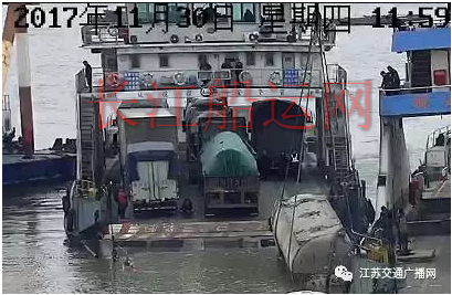 南京一槽罐车倒溜险入长江 救援持续10小时