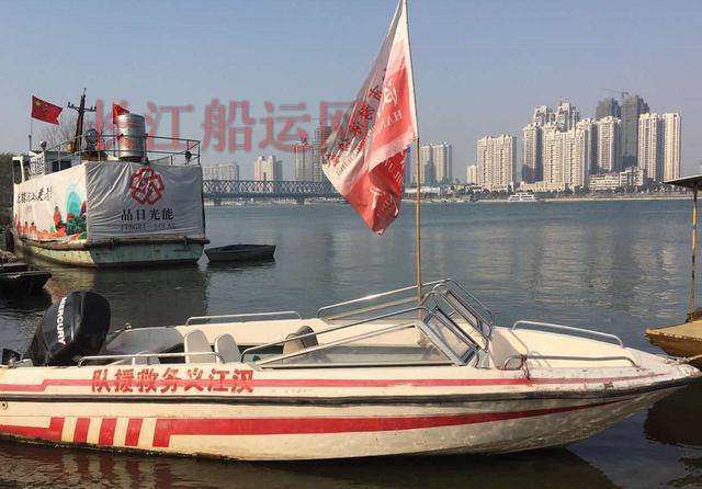 襄阳7个熊孩子汉江边“玩船”