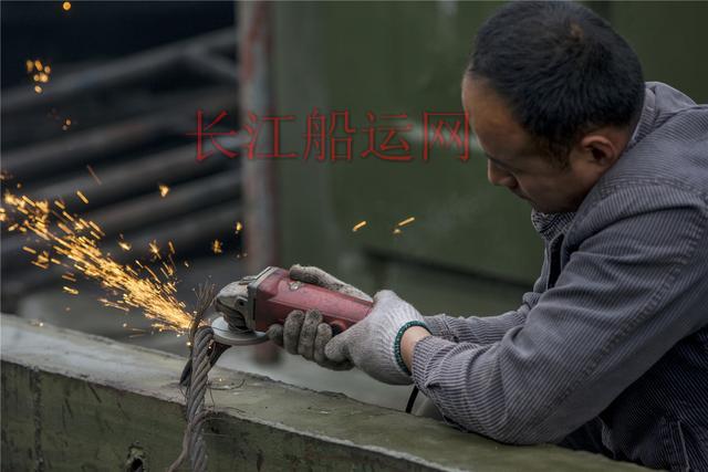 京杭大运河上的跑船人 货船承载着他们的生活和梦想