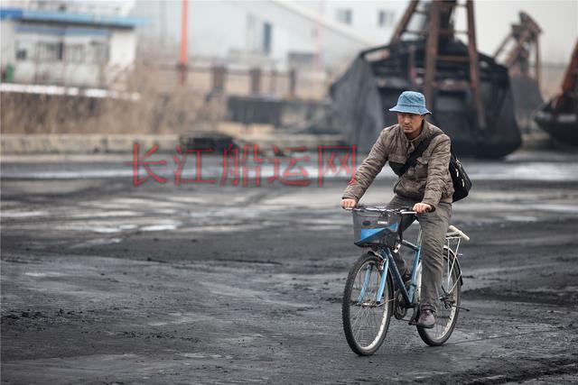 京杭大运河上的跑船人 货船承载着他们的生活和梦想