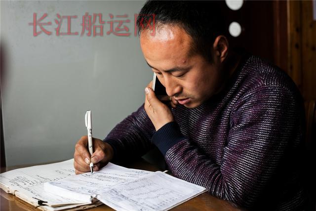 京杭大运河上的跑船人 货船承载着他们的生活和梦想