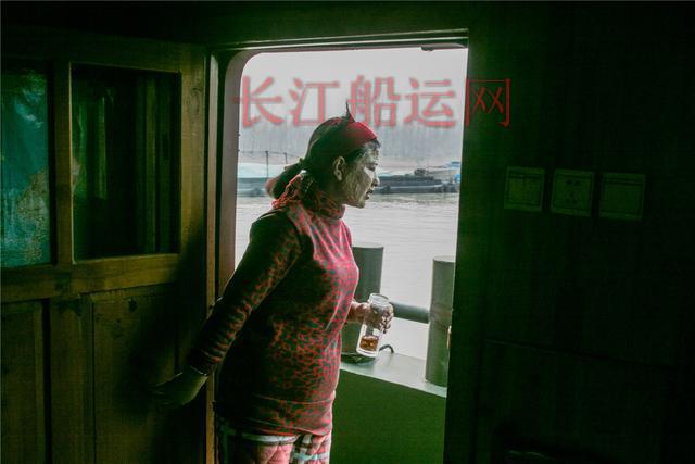 京杭大运河上的跑船人 货船承载着他们的生活和梦想