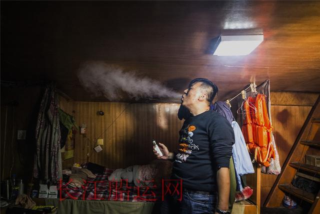 京杭大运河上的跑船人 货船承载着他们的生活和梦想