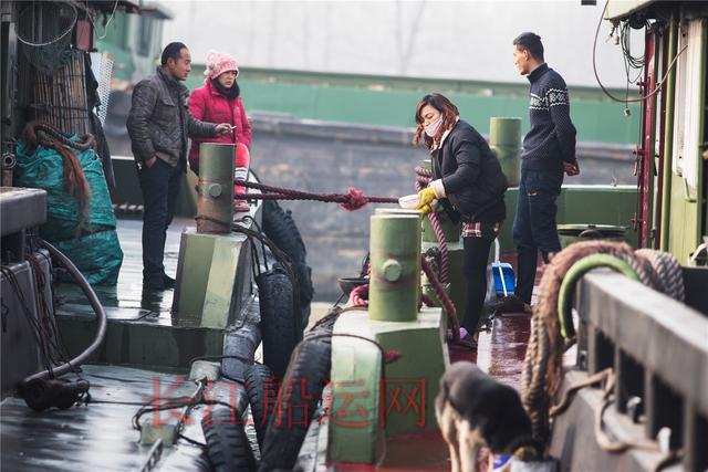 京杭大运河上的跑船人 货船承载着他们的生活和梦想