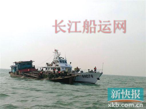 采砂船半夜漏水欲沉 海警紧急驰援救起两船员