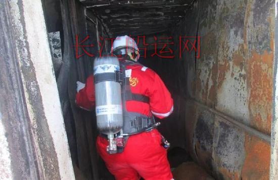 “桑吉”轮营救回顾 登船搜救4人刚离船氧气瓶就报警了