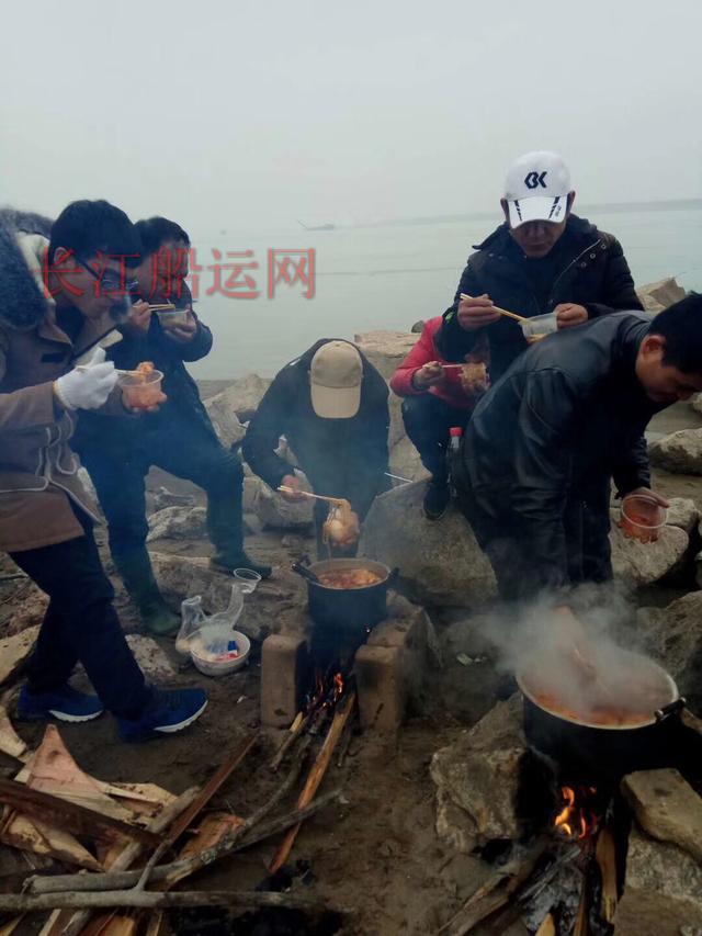 冬钓长江，江边江水煮江鱼
