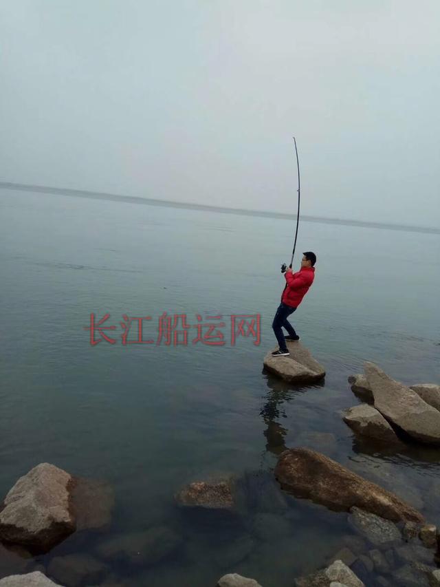 冬钓长江，江边江水煮江鱼