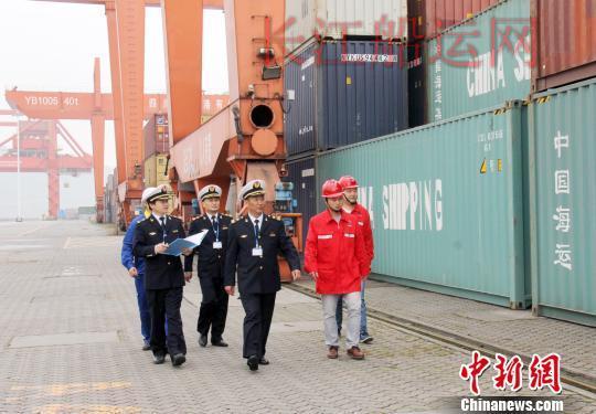 图为，长江海事部门服务港口发展 廖磊 摄