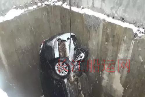 雪天行车要谨慎！无锡一轿车坠入10米深井 车内两人死亡