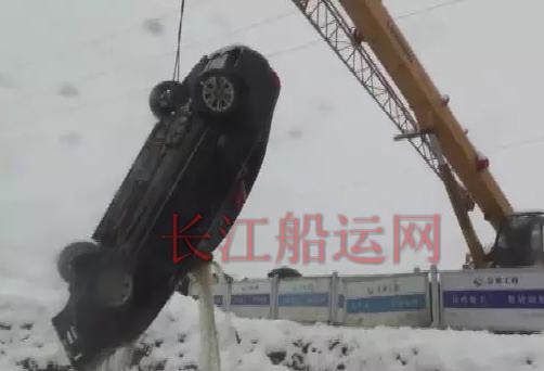 雪天行车要谨慎！无锡一轿车坠入10米深井 车内两人死亡