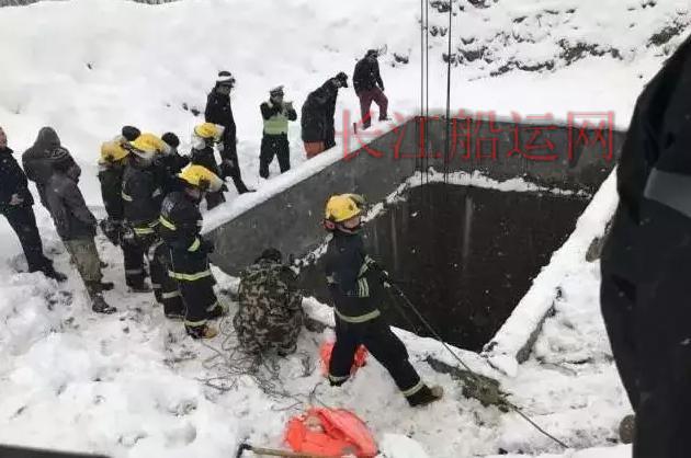 雪天行车要谨慎！无锡一轿车坠入10米深井 车内两人死亡