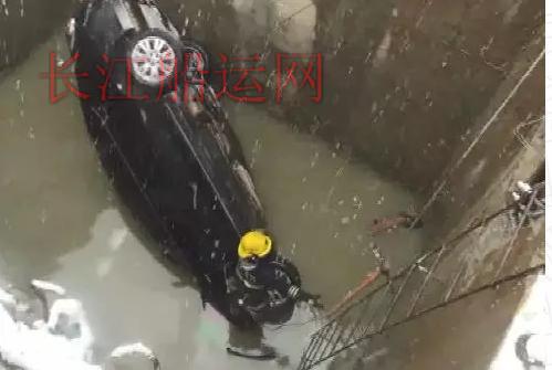 雪天行车要谨慎！无锡一轿车坠入10米深井 车内两人死亡