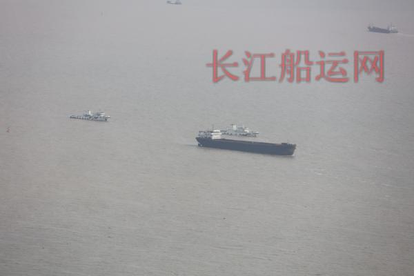海事海警联合行动 十二小时追捕非法从事海上运输内河船.jpg