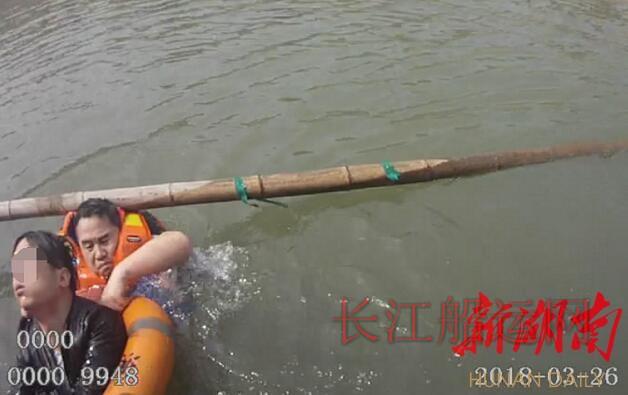感情失意青年跳江 海事成功营救