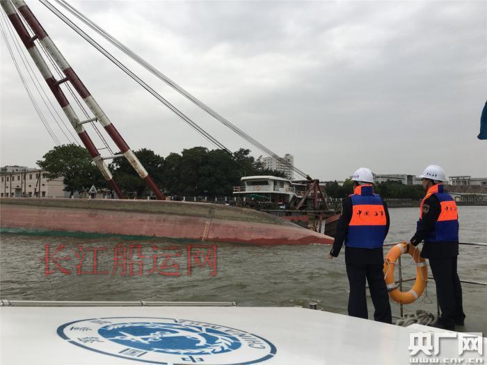 广州两货船碰撞致一船翻扣 4名落水船员全部获救