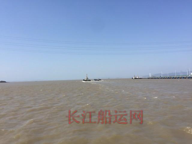 两艘内河运砂船在梅山附近海域“跑海运”，结果悲催了……