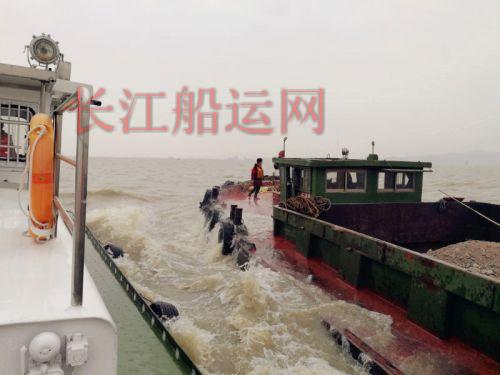 太湖海事成功救助两艘搁浅船舶