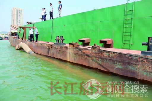 改装“三无”货船“吸砂捞金”船主非法采砂被刑拘