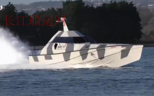 这艘船号称永不会翻，无论遇到多大的浪，底朝天也能立马正过来