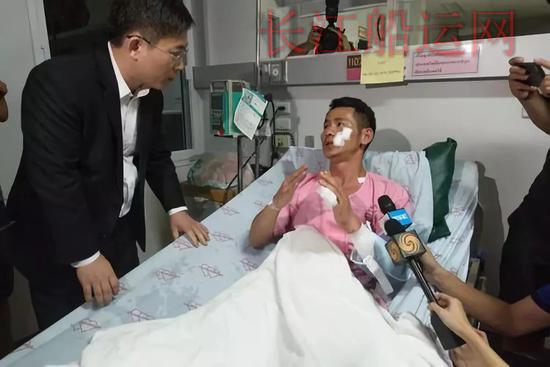 7日凌晨，中国驻泰国大使吕健和领事司陈雄风副司长率领的外交部联合工作组，赶往普吉当地医院看望慰问受伤中国游客。新华社记者秦晴摄