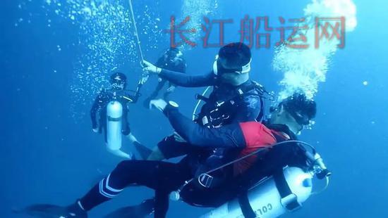 6日，在泰国普吉，救援队成员在水下搜救。