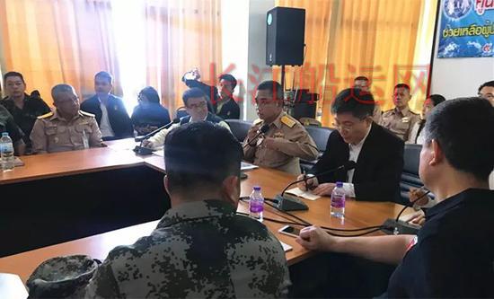 7日，中国驻泰国大使吕健及中方工作人员来到救援指挥中心与泰方救援力量开会。新华社记者杨舟摄